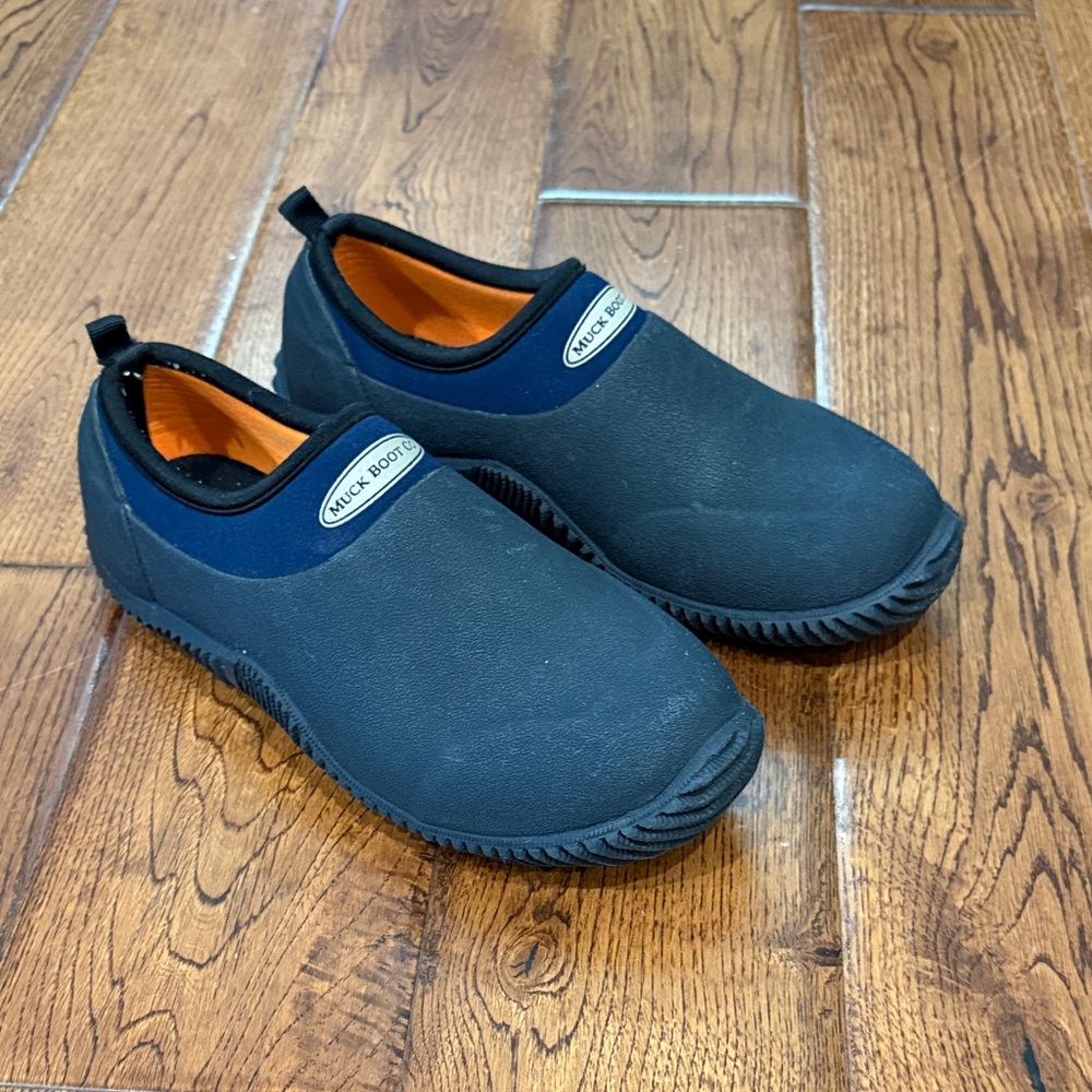 Muck Boot Co Women's Navy Slip-On Shoes sz 7 men’s sz 6 EUC